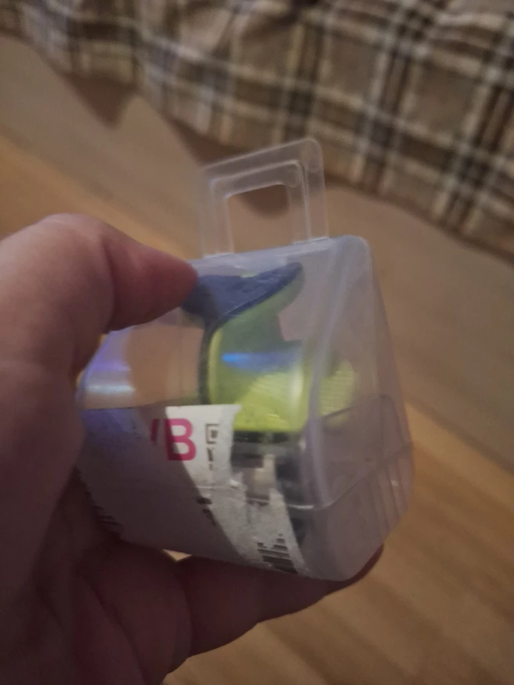 Чудной, но очень удобный станок. Бреется чудесно. И вверх и вниз. Не нужно выворачивает руку в труднодоступных местах.
Только вся упаковка залеплена шильдиками ВБ.