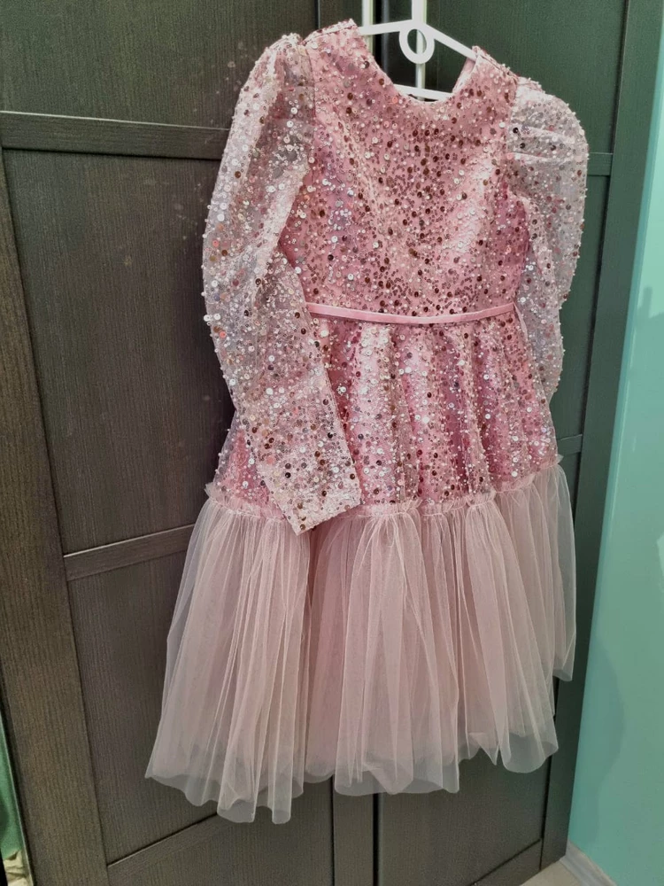 Такого роскошного платья в нашем гардеробе ещё не было, дочка просто влюбилась в него.  Как отмечали ранее очень качественно пошито , сияет и создаёт праздник еще в комнате на вешалке , что ж будет , когда его наденем 🥰. Дочь не очень худая ,на рост 138 ей подошёл размер 140. 
Такую красоту надо продавать в авторских магазинах 😍