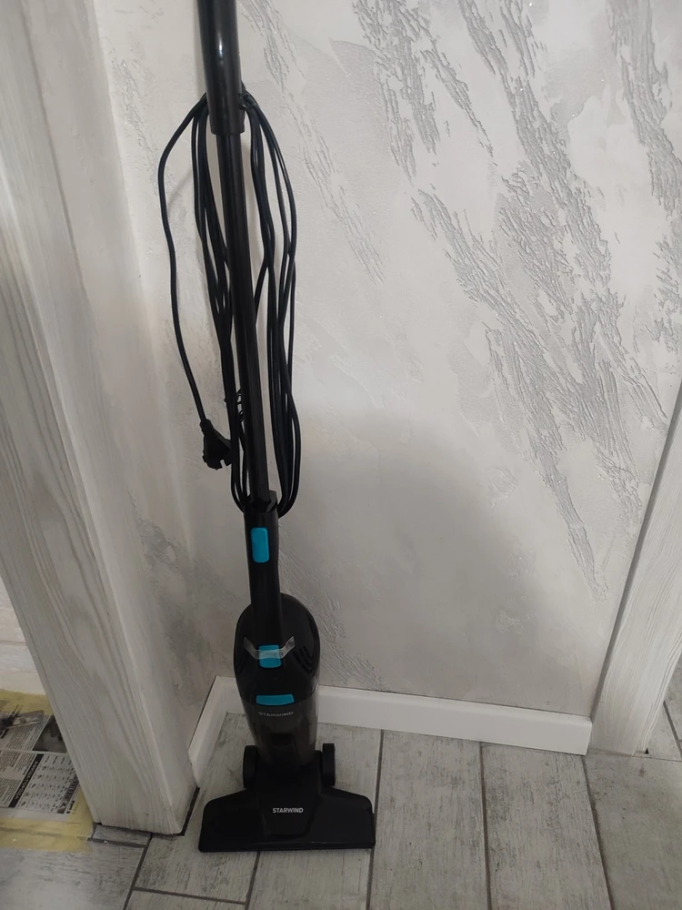 Заказывала две модели,остановились на этой. Лёгкий, удобный.Но и опять должны понимать,что нажимать всем весом на него не стоит,а легко и аккуратно.У нас на полу плитка и пару ковриков. Справился отлично. Занимает мало места,поставил в угол и стоит. Правда я не сразу нашла вторую насадку. Но мне понравилось,что она сразу на месте. Надеюсь прослужит свое Спасибо