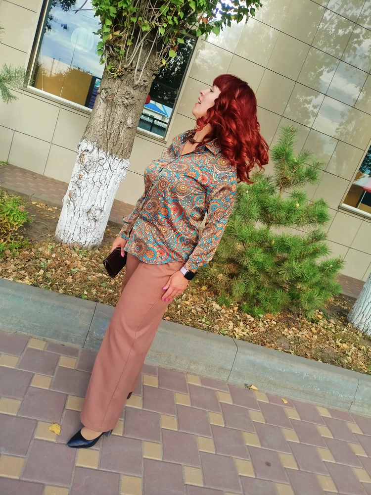 И блузка шикарная. Размер на фото 46. После стирки отчего с ней не произошло.