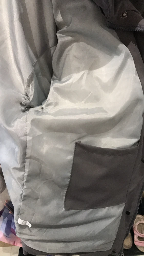 Куртка симпатичная. По качеству так себе на второй день с внутренней стороны ткань разошлась по швам сама ткань сопливая. 7 т куртка не стоит максимум 4 т. На зиму думаю не подойдет скорее на холодную осень.