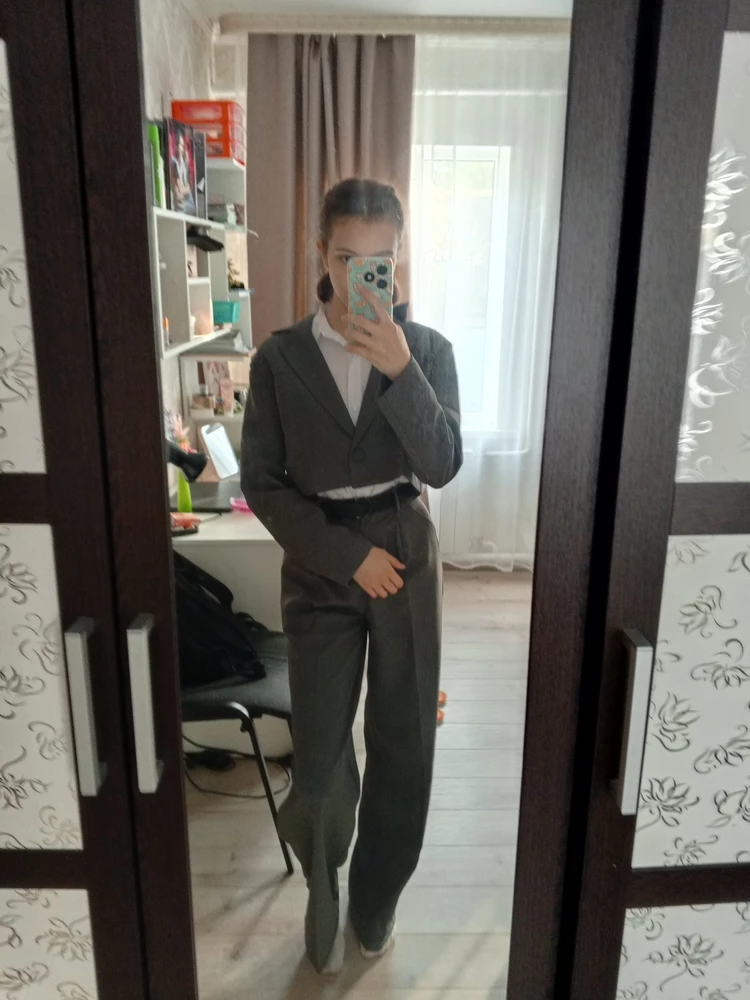 Размер S, рост 172, брала в комплект к таким же брючкам, есть паралон в плечах, ну, как и во всех пиджаках думаю