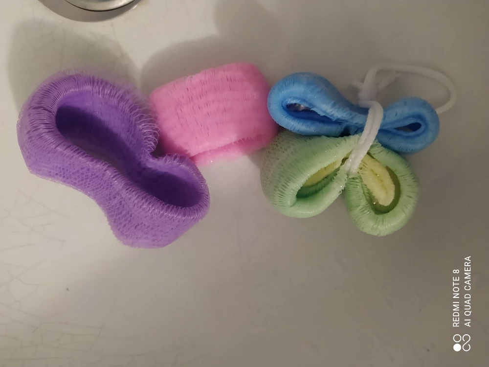 Одноразовый мусор. Куски мочалки связаны , не прошиты! Развалилась в течение первой минуты при попытке ее намылить. Такой товар вообще продавать нельзя! Это мошенничество!