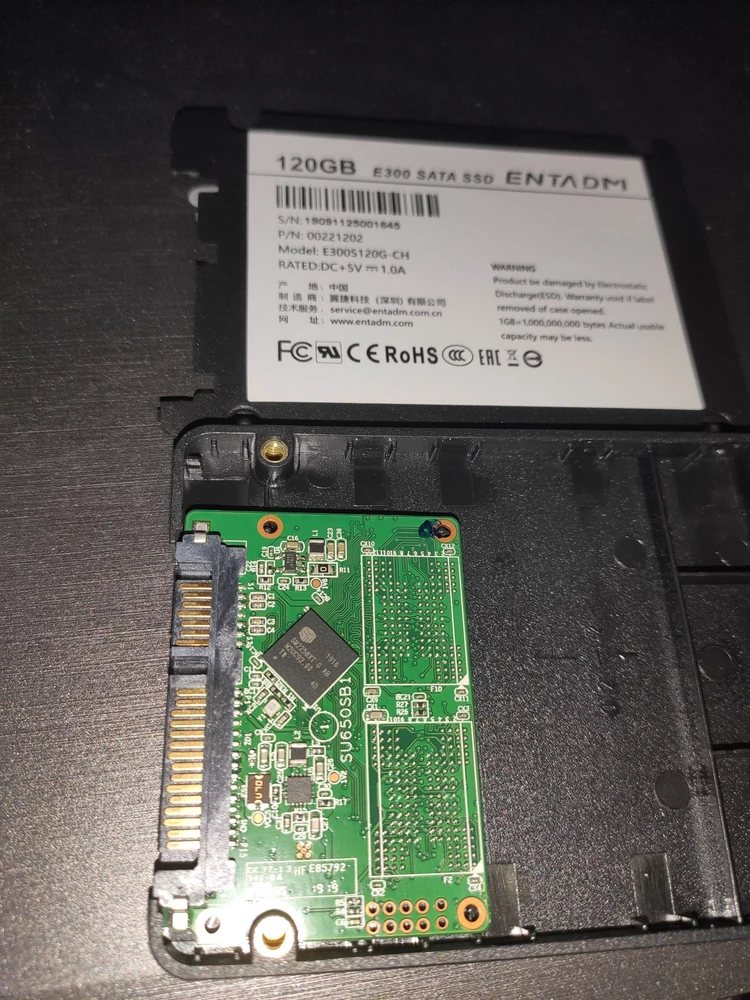 Работает. Судя по внутреннему содержимому это Adata.