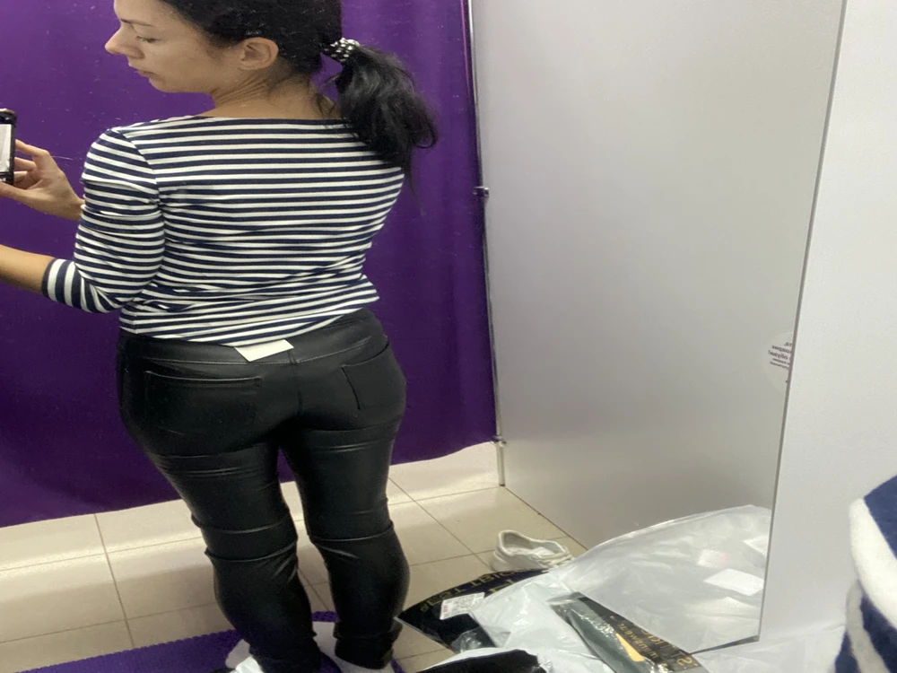 Хорошо по фигуре, но немного смутили карманы, пока мерила, решила что картины всё же не нужны, к тому же не очень аккуратно они пришита