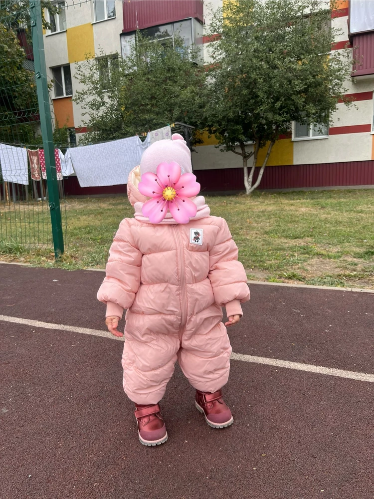 Сначала все были в восторге от комбинезона, но появилось большое НО: после стирки не подлежит носке! Весь наполнитель скомкался! При этом стирался комбинезон н при деликатной стирке, специальной детской! 
Как так вот можно?? Безответственно, лишь бы продать!
Вот честно, никогда не пишу гневные отзывы, но в этой ситуации стало до глубины души обидно!!