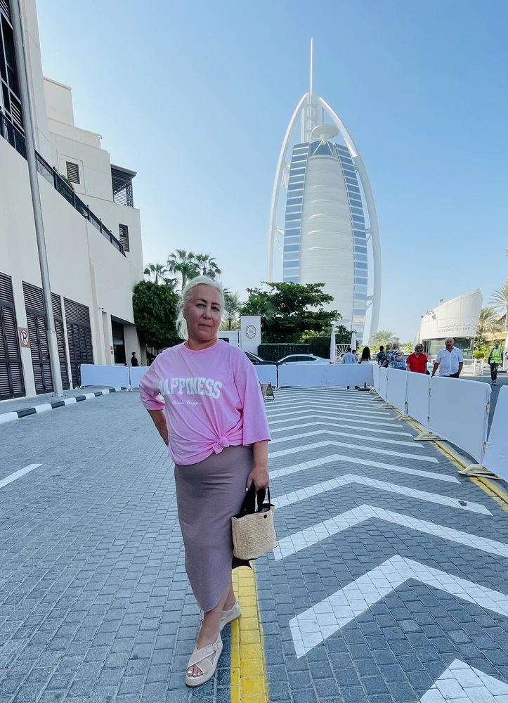 Футболка огромная! Тонковатая, но для отдыха на жаре самое то! Завязала на узел и прям топчик!