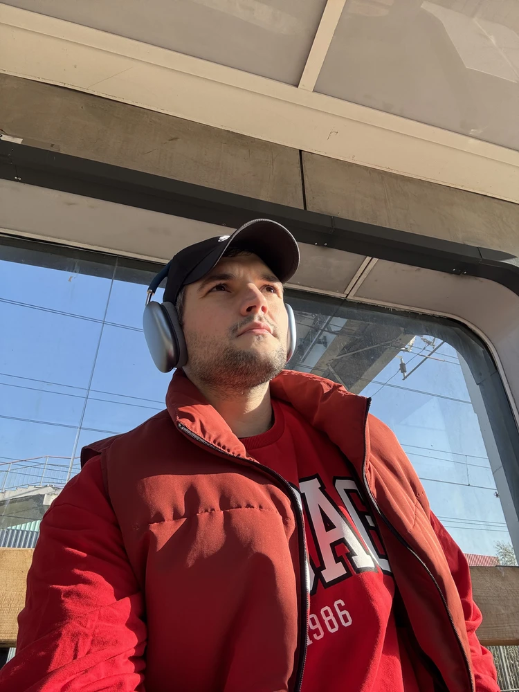 В целом брал чтобы поносить и понять есть ли смысл оригинал брать, с этой задачей справляться, но для постоянного прослушивания музыки очень сомнительные) в итоге если хотите понтануться норм, телефон подхватил сразу. Но три звезды прям железно заслужили)