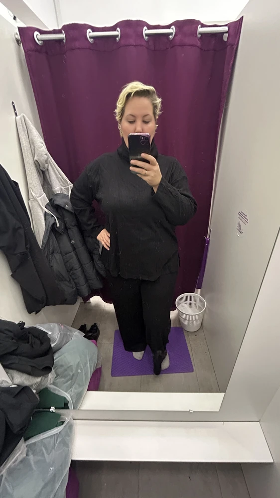 Очень понравился костюм. Нежнейший. Чуть большемерит, на рост 172 штаны не нужно подрезать.