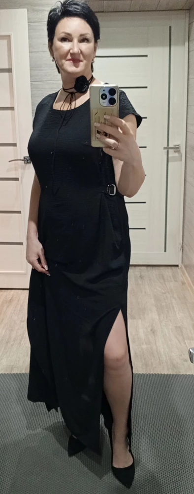 Для меня большемерит, плечи большие, заказала в последний момент, так что пришлось выкупать и немного перешить, но из 5 заказанных платьев это самое лучшее.