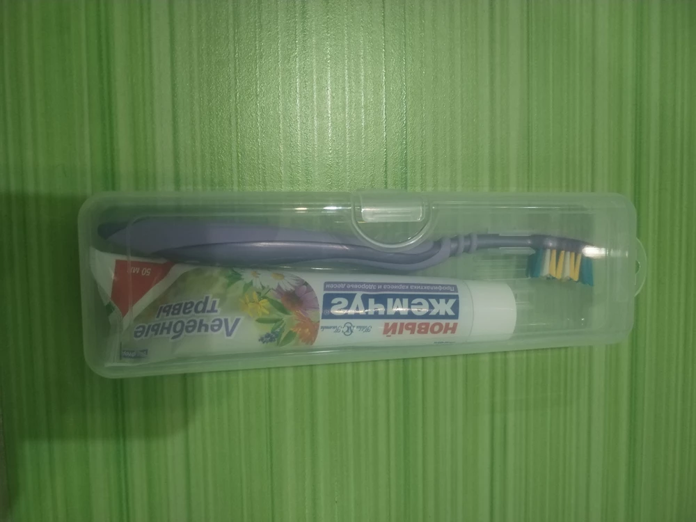 Хороший футряр. Брала на 2 зубные щётки. 1 щётка и паста прекрасно ложатся в такой футляр. Думаю и к двум щеткам не полный тюбик пасты поместится.
