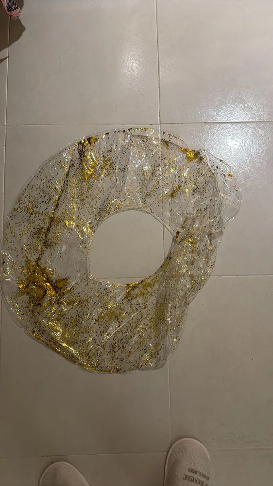 Надули круг. Поняли что он пропускает воздух. Впечатления - насмарку. На отдыхе остались без круга.