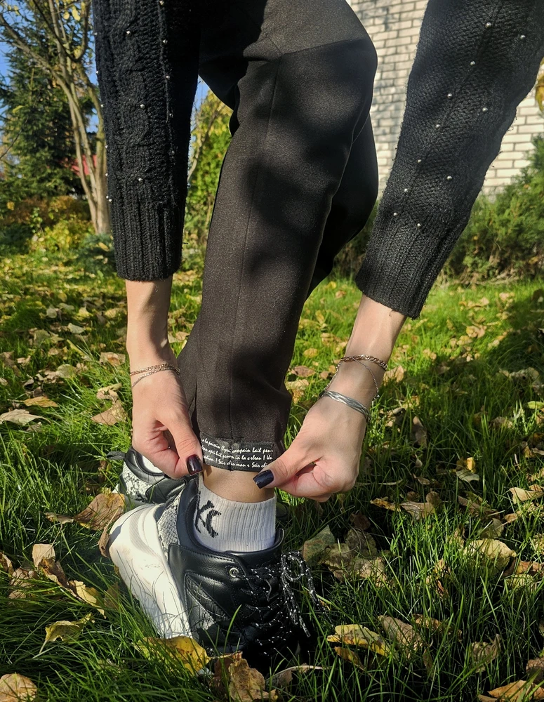 Качество превзошло ожидания,ткань плотная, швы ровные,размер соответствует сетке - сели идеально! Очень удобная модель, на холодное время года самое то, утеплённые! Спасибо продавцу 🫶