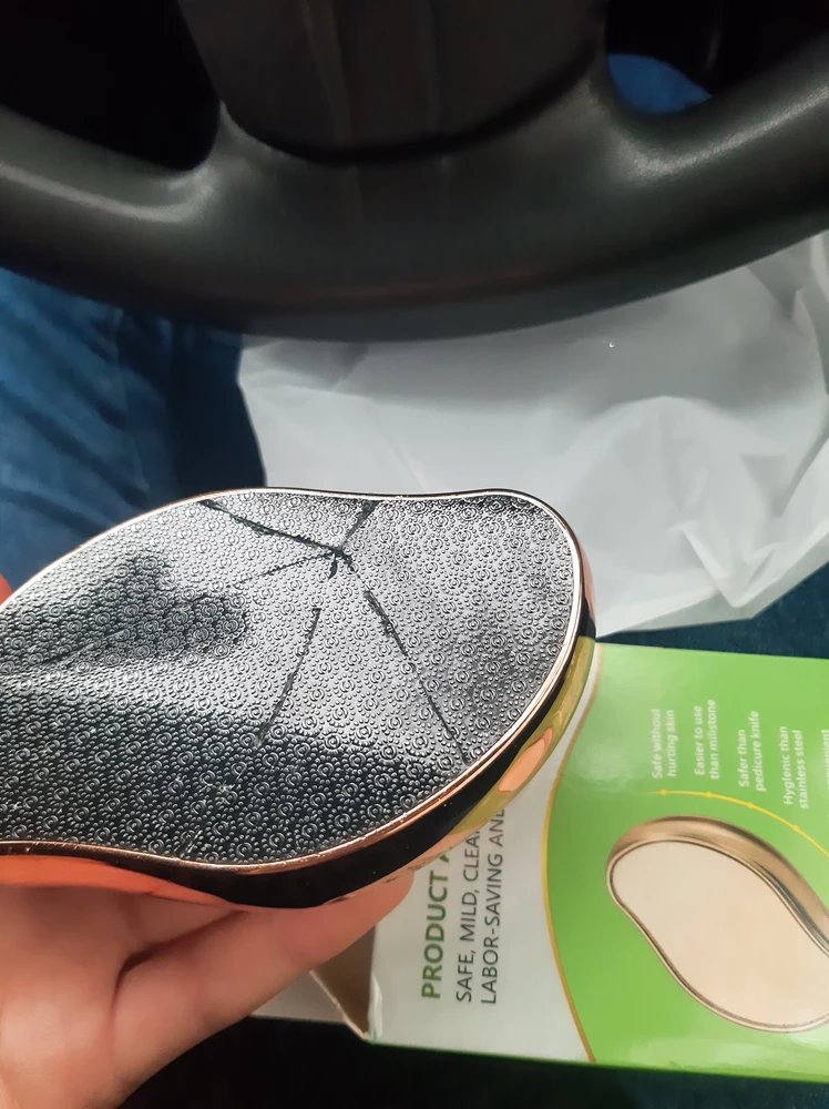 Был запакован в коробку и пленку. Не открыла на пункте выдачи, потому что взяла в подарок. Отличный подарок получился СПАСИБО