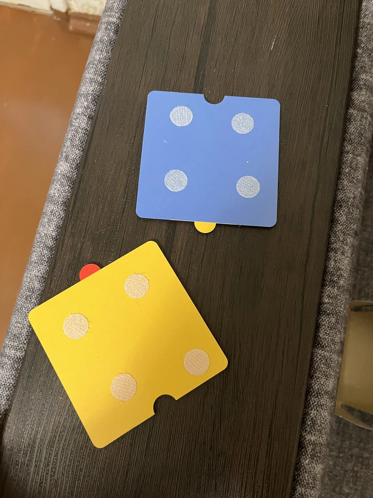 Детальки маленькие, нужно играть толтко под присмотром. Липучки очень кривые. А задумка очегь классная, привлекает внимание ребенка.