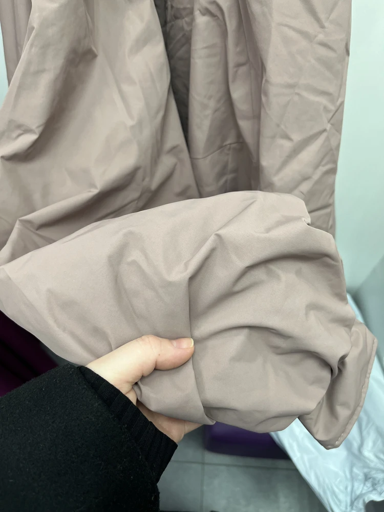 Заказывала только из-за цвета,представленного на карточке товара,розовая пудра. В итоге пришло,то что на фото-грязно-серая с примесью розового. Везде торчат нитки,выглядит дешево,точно не стоит своих 6 тысяч.