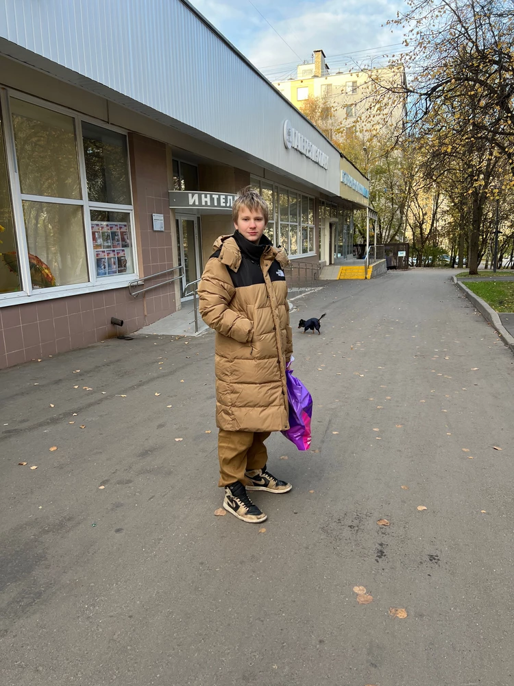 Теплая, карманы снаружи и внутри, всепрекрасно!