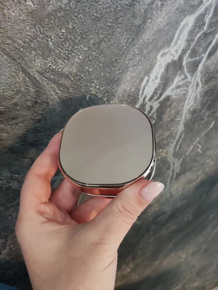 Отличный футляр , все работает . Маленький ,аккуратный , но 10 мл без труда уместилось .Единственный минус это упаковка .Маленький пакетик ,который даже не закрыт . Из за этого на футляре имеются мелкие  царапины ,но не критично .