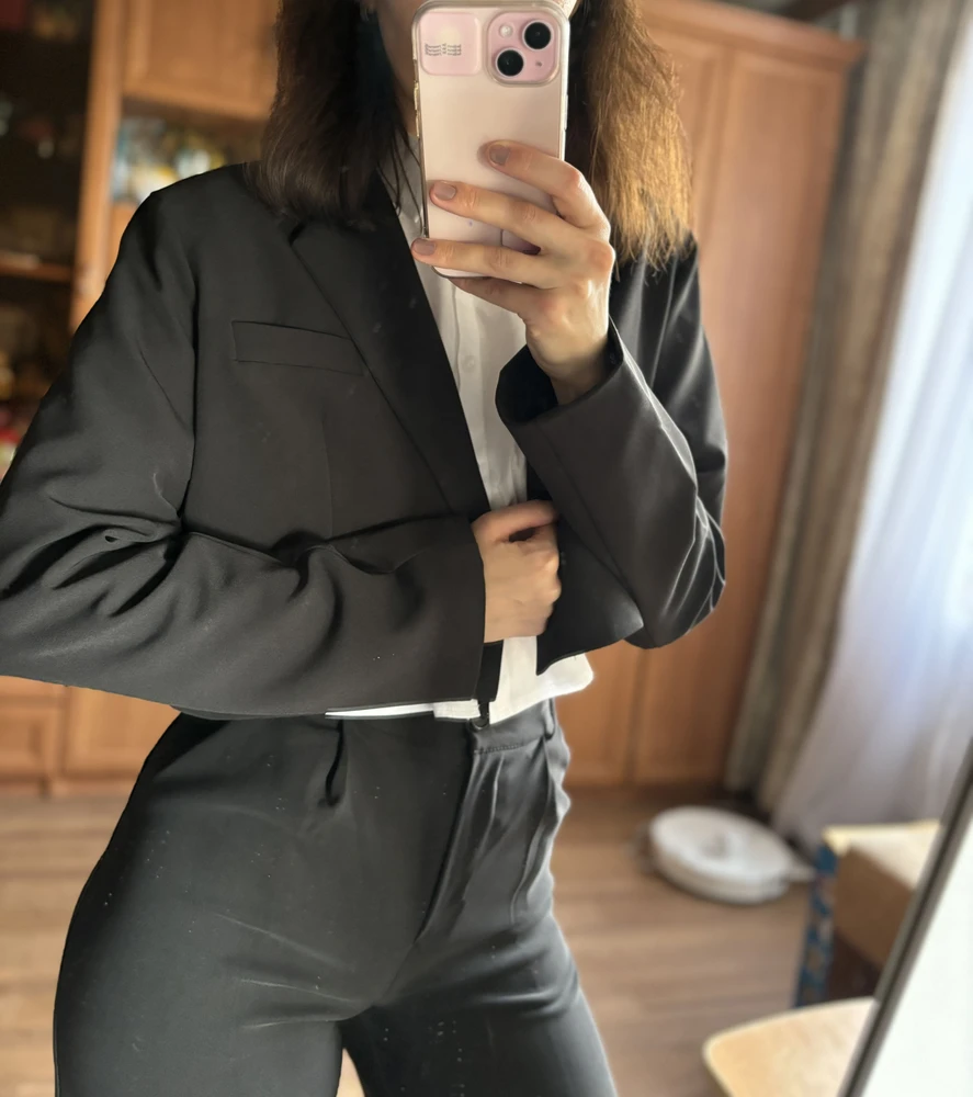 Очень красивый, яркий пиджак, притягивающий взгляды🔥 Сел отлично! Хорошая ткань, ровные швы. Очень удобный. Дорогая вещь . смотрится классно.