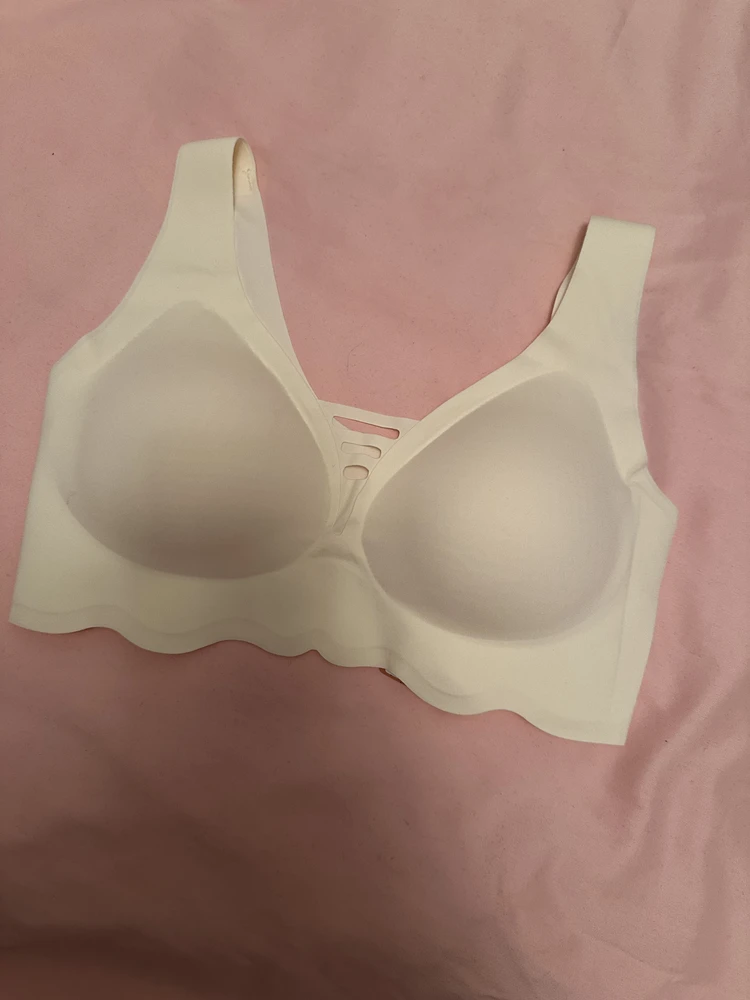 Никогда прежде не носила такие лифы, и очень зря! Они оказались самыми удобными из всех, что у меня были. На теле их вообще не ощущаешь, нигде ничего не давит. Качество отличное: после стирки ничего не произошло, и чашки съемные 👍 Ношу их в зал как спортивный топ, выглядит очень красиво! 😍
