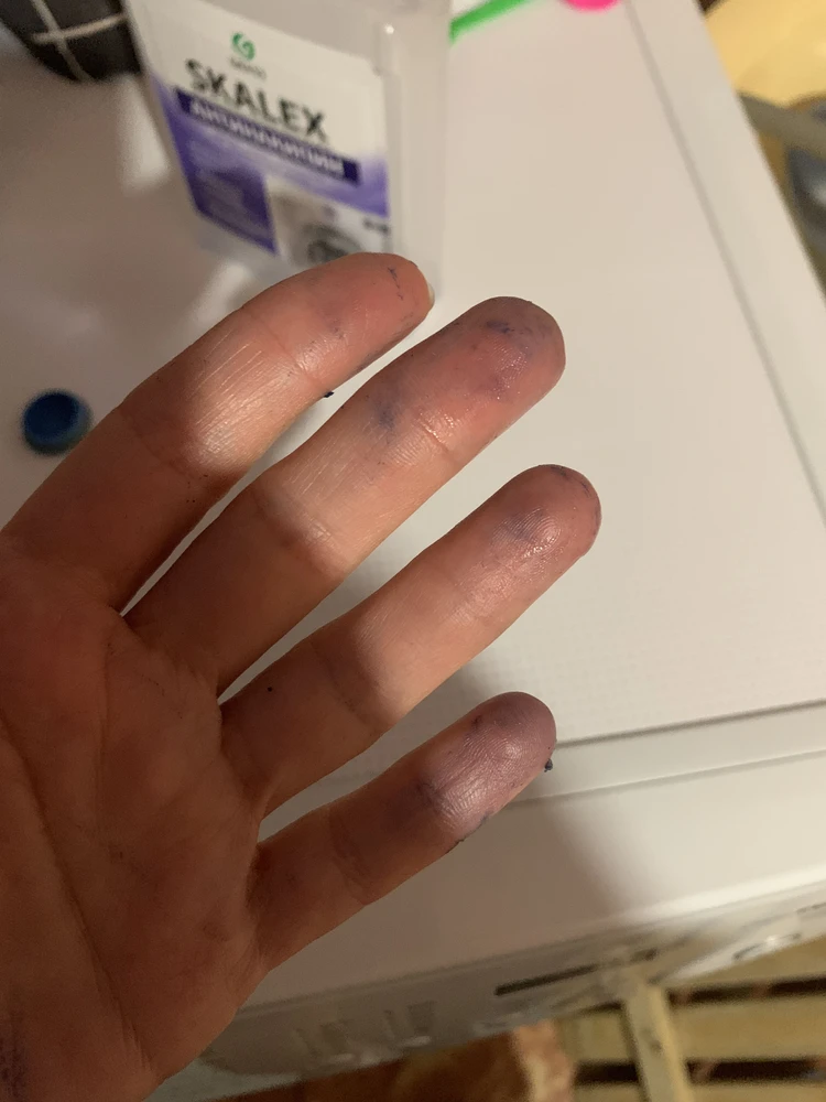 После применения в резинке образовалась синяя замазка, с задачей не справился , стало даже хуже