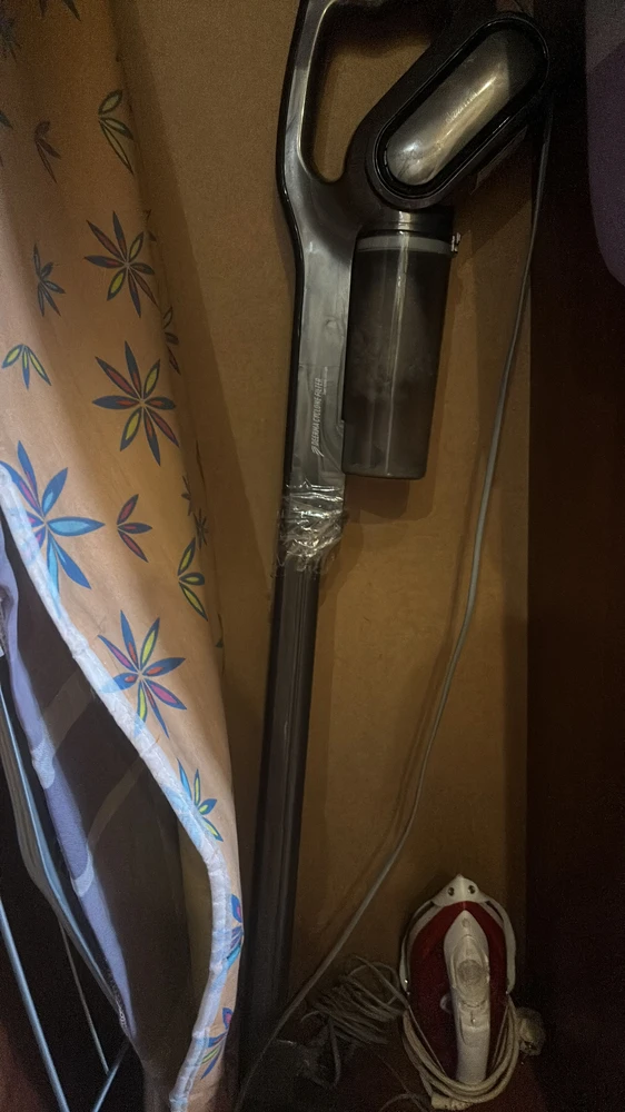 Спучтя 1,5 гола использования сломалась ручка при обычном испольщовании. К пылесосу относились бережно и с вкм связана данная проблема - непонятно. Пришлось замотать скотчем(на фото видно) 
Обидно, досадно, но ладно. Будем заказывать другой, потому что с этим невозможно теперь вставить насадки(на русной режим)