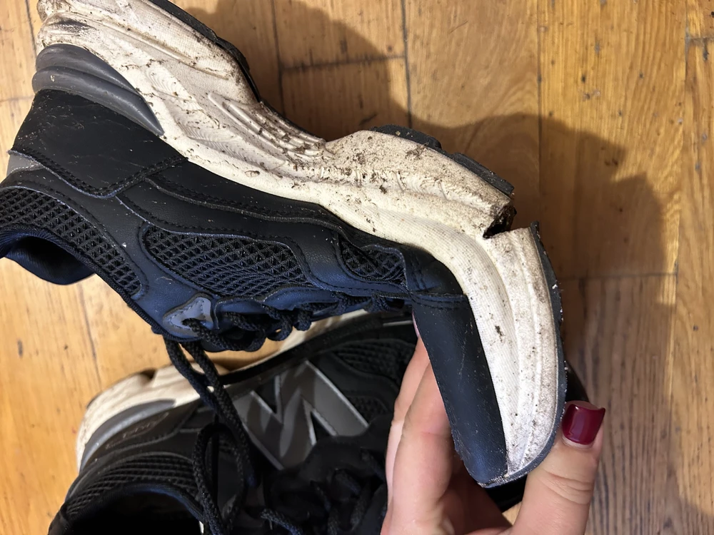 Очень разочарована в качестве кроссовок! Весной месяц относила, а осенью и надеть не пришлось.. подошва потрескалась… брала за 2400!!! Не малые деньги! А качество ужасное!