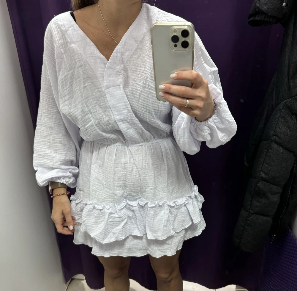 Для такой цены платье для пляжа подходит. Но все таки цвет как будто постиран с чем то цветным. Хотелось белое, с учетом заверения продавца что цвет соответствует. .