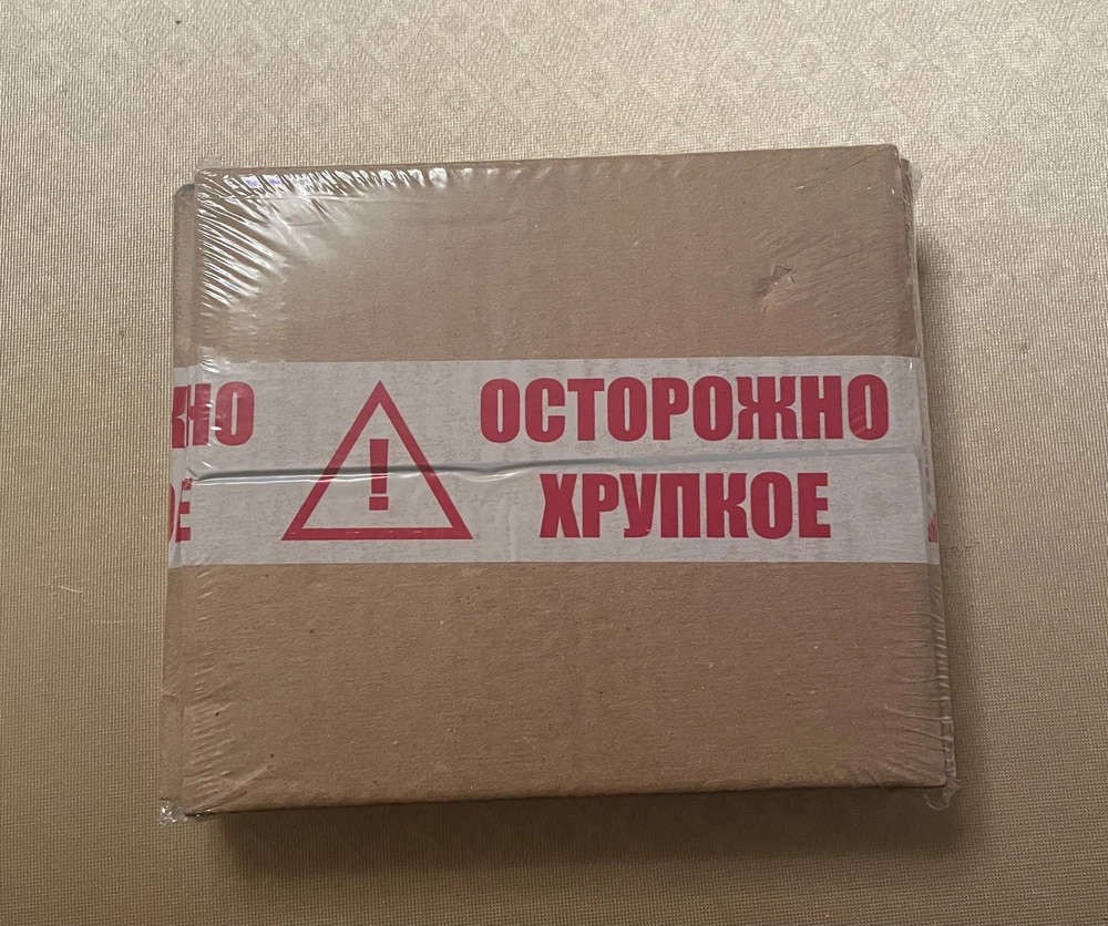 Переживала, что придет разбитым, но упаковка на высоте. Сделано из качестаенной экокожи, а от цвета я вообще восторге, идеально подходит под мой интерьер спальни