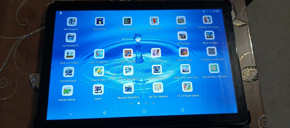 Уже год..., как ребёнок (сейчас пяти лет) не может его "ушатать"... Качает всё беспорядочно, роняет... Периодически приходится удалять часть игр, так как память у планшета не безгранична- немного начинает подтупливать, и опять работает без проблем. Планшетом очень доволен.👍