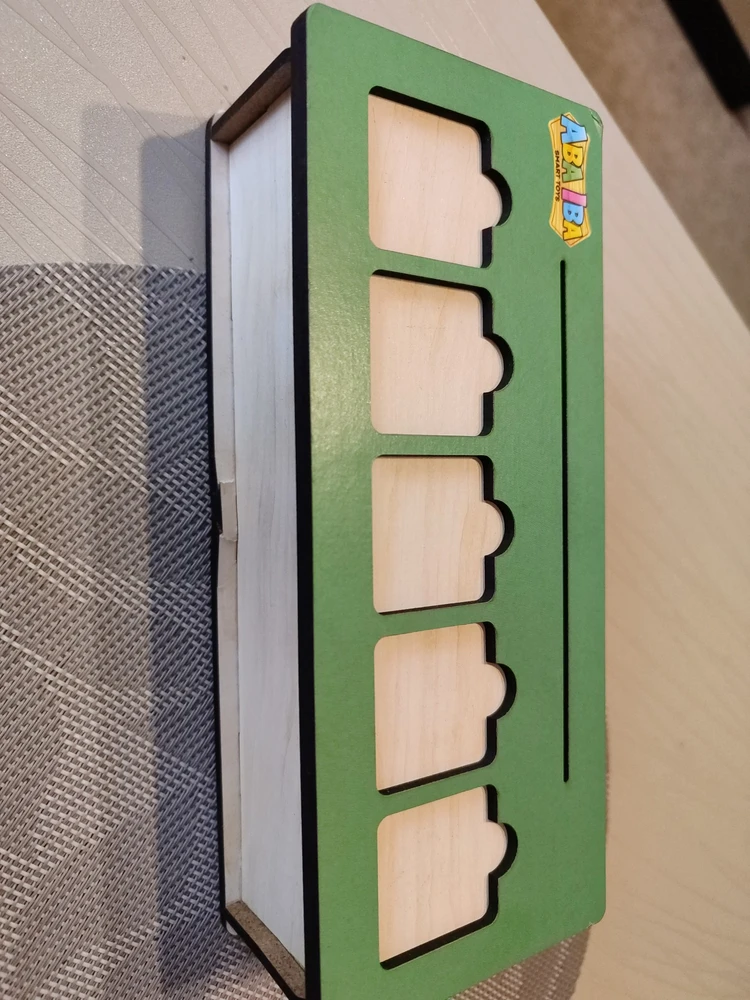 Жаль,что небольшой брак,но всё равно забрала,не влияет на функционал