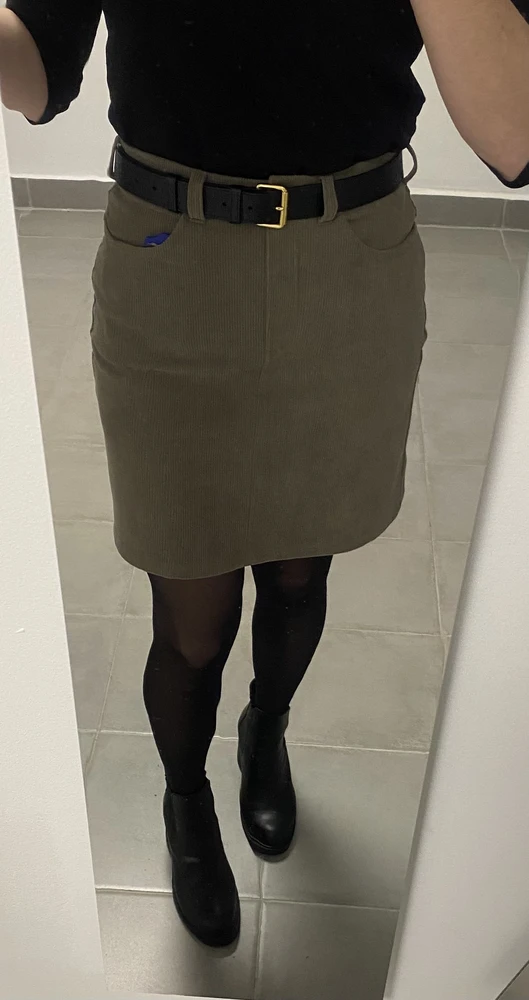 Не толстая, не придает объемы. Стдит зорошо, соответствует размеру.