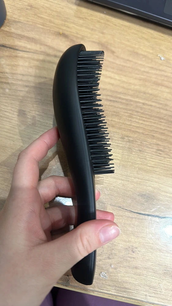 Расческа мне понравилась, прочесывает хорошо. Искала что-то на замену tangle teezer, потому что она у меня живет меньше двух месяцев и ее зубчикам приходит хана. На этой расческе зубчики тоже такие же мягкие гнутся, но зато более прочные и проживут больше. Мои волосы густые и длинные, эта расческа для них спасение