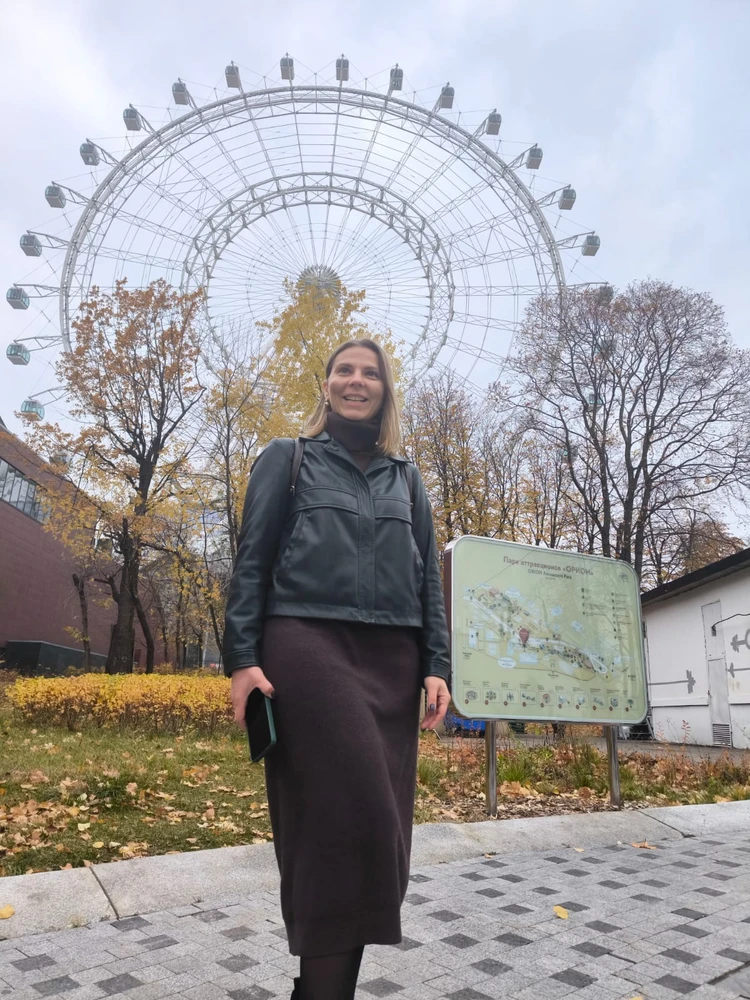 Влюбилась в платье как только получила. Отзывов не было и фото тоже. Выкладываю после стирки и носки. После стирки не полиняло. Единственное что, подскажите как бороться с затертостями в тех местах, где больше трения происходит? К примеру от ремня безопасности в авто, ресень протирает с одной стороны платье больше, чем с другой, как быть в таких ситуациях, посоветуйте что-то. Первое заказывала светлое (оно прекрасно тоже), но выкупила это, шоколадное. Я в нём собираю взгляды и комплименты. Комфортное, тёплое. 
Бежевое пришло длиннее и шире, оно даже весило больше, чем шоколадное.
Огромное спасибо продавцу за столь дивное изделие. Вы теперь в моей "Золотой книге продавцов".