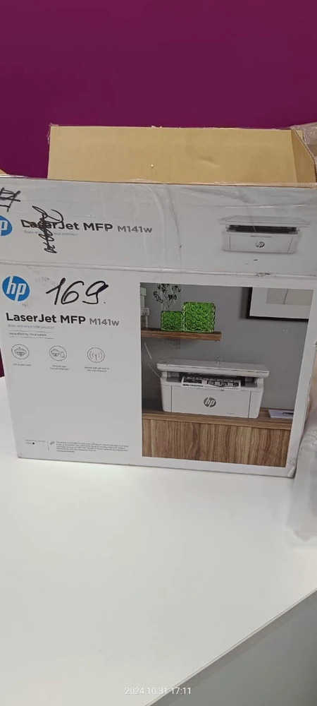 Планировали приобрести МФУ HP М141W как подарок ребёнку к началу второй учебной четверти. Хорошо что вскрыли коробку для проверки в ПВЗ. "Подарок" оказался не таким новым и совсем не HP. Все видно на фото. Рекомендую всем и всегда проверять товар не отходя от кассы.