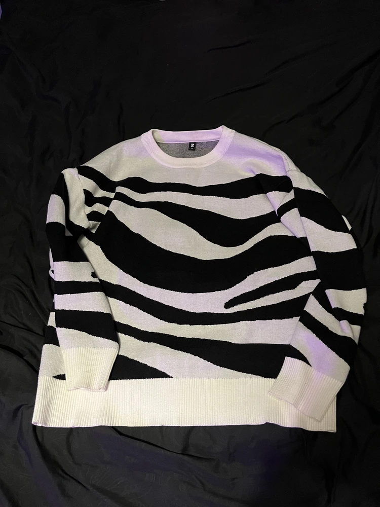 Мне очень понравился джемпер! 
Материал супер нежный, так и хочется укутаться в него и греться в нем в эти мрачные осенние дни. Мой размер — 48, брала специально 50й чтобы посадка была более оверсайзной.
Отдельное спасибо продавцу за аккуратно упакованный товар и быструю доставку. Однозначно Рекомендую!