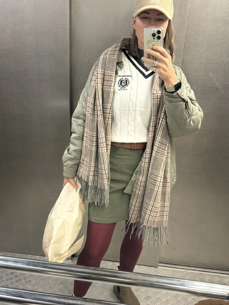 Отличная юбка. Приятный микровельвет, красивый зеленый цвет