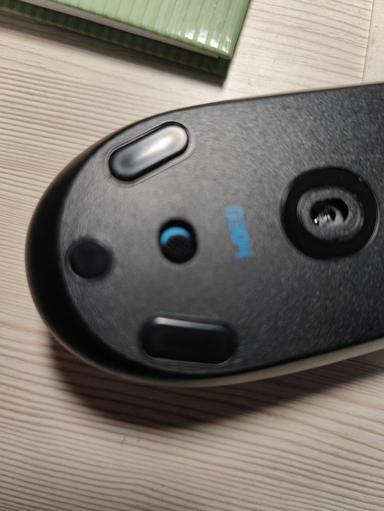 Мышка как будто бу, на опорных площадках скольжения риски, скользит плохо, в руке лежит плохо зато комплектация супер, в остальном дешёвка в помятой коробке