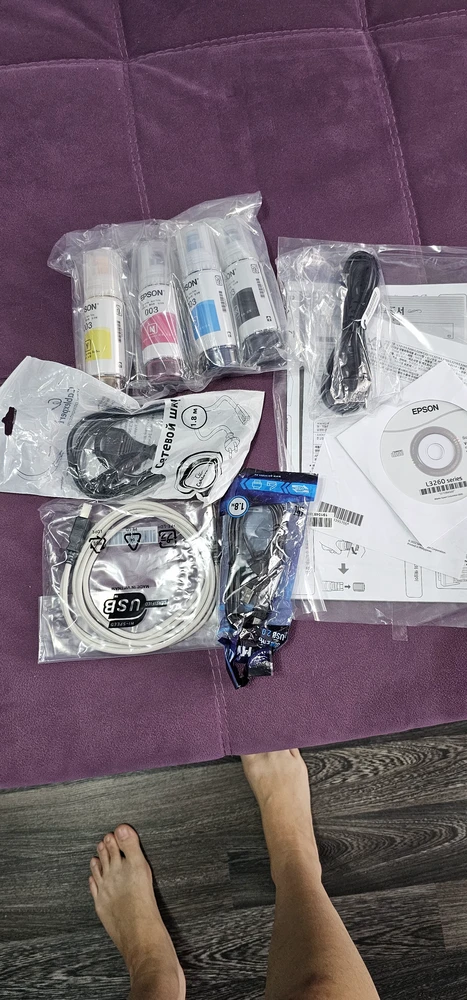 Epson L3260 очень понравился, на экране можно сделать всё без компа, есть русский язык. Сразу всё установили, без проблем заправили, главное правильно сделать первый запуск, я смотрела ролик интернете, всё понятно. Чётко печатает с первого запуска, к WIFI подключился без проблем, к телефону скачала приложение epson smart panel, легко подключился. В комплекте есть всё, вилка евро, usb шнур, краски, диск. Качество и скорость печати меня устраивает. Очень удобно заправлять краски. Главное не простаивать его больше недели, хотябы раз в неделю один листик напечатать, чтоб не засохла печатающая головка. Вообщем для домашнего пользования просто класс!!!