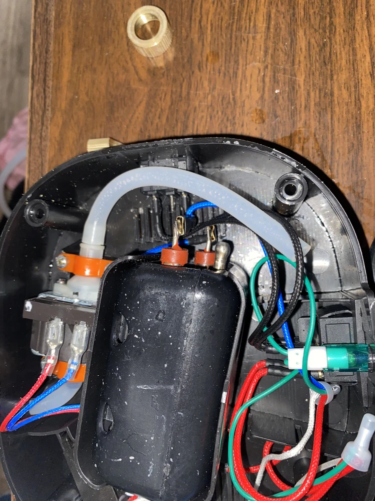 Через пару дней использования перестал работать, сняли корпус, чтобы посмотреть, что случилось. Оказалось, трубка оторвалась, поставили ее обратно. Он все равно не хотел работать и даже задымился. Очень жалко, надеялись на этот пароочиститель, так как нужно было срочно сделать генеральную уборку.