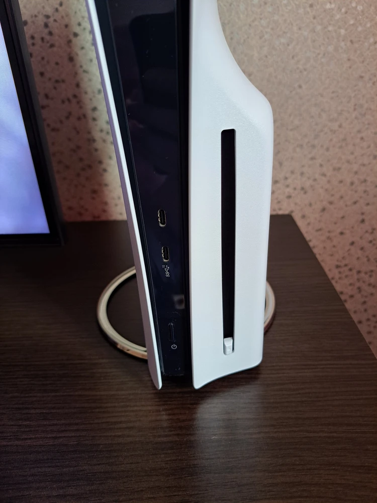 Вертикальная подставка для консоли Sony PlayStation 5 Slim – отличное решение для тех, кто ценит порядок и экономию пространства. Подставка выполнена из качественного материала, который обеспечивает надежную фиксацию консоли в вертикальном положении. Дизайн подставки идеально сочетается с внешним видом самой консоли, благодаря чему она гармонично вписывается в любой интерьер.Рекомендую👍