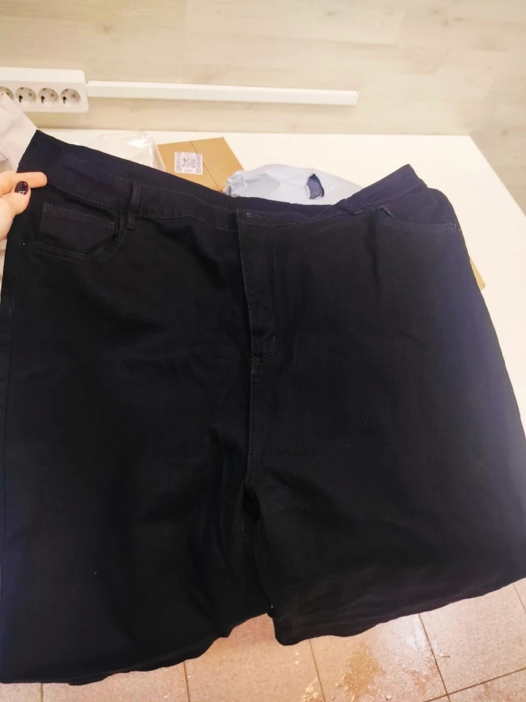 Честно, я впервые вижу такие огромные брюки. Возможно, это такой брак 🤠🤠 потому что ну никак они не похожи на то, что представлено на картинке. Поэтому возврат ❤️‍🩹❤️‍🩹