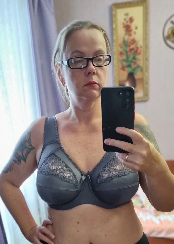 Беру такой 2й. Первый светлый, второй взяла этот. Нравится, что полная чашка, грудь сверху, как тесто не вываливается. Зрительно уменьшает грудь. Форма такая округлая, как мне нравится, не треугольная, острая, как у козы. По длине под грудью 76см. Но тянется. У меня 85. Размер 90 подошёл. Я пока на 1 ряд зацепила. Есть регулировка, если растянется, можно на 2 и 3 ряд. Но в объёме маломерит, как и писали. Мерила ещё 85Е - не застегнула.
Долго ждала скидку. Купила за 2580 руб.