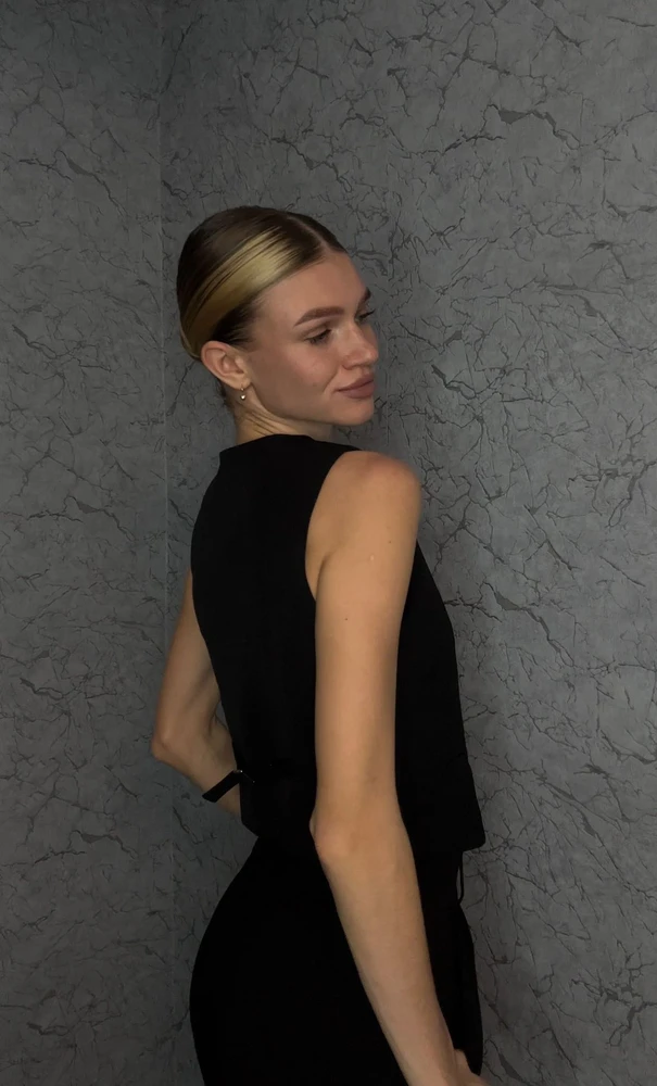 Великолепный жилет. Ткань качественная, пошит идеально! На свой 40-42 брала XS - сел четко по фигуре, при этом не стесняя. Давно искала себе жилетку, все какие-то огромные, а этв просто идеально подошла !!Очень довольна покупкой! Спасибо за качественный товар!