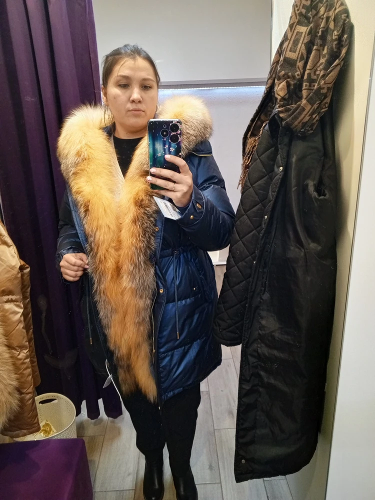 Мех шикарный, но... Это всё. Цвет не всегда синий, куртка пахнет.. Резиной, как и предыдущая чёрная модель... Ну.. 40 тысяч точно она не стоит... (