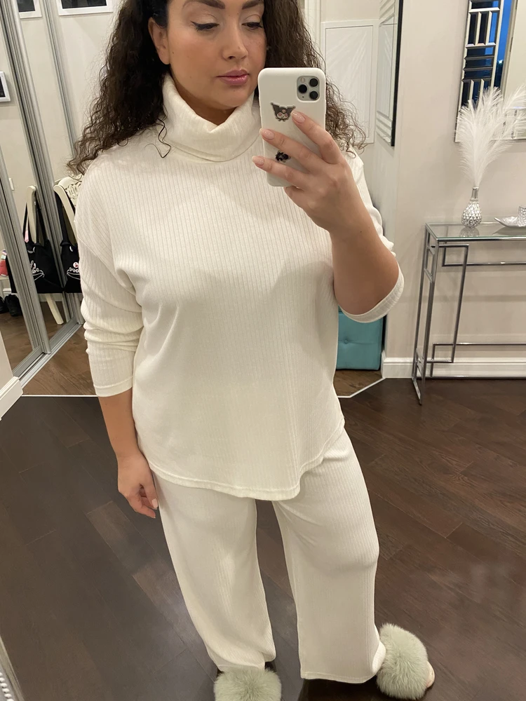 Мягкий ворот, ткань приятная к телу, брюки высокая посадка