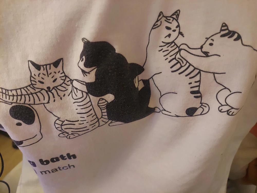 Ткань тонкая, принт начал плешивить после пары стирок, которые были по инструкции. Также появились катышки.