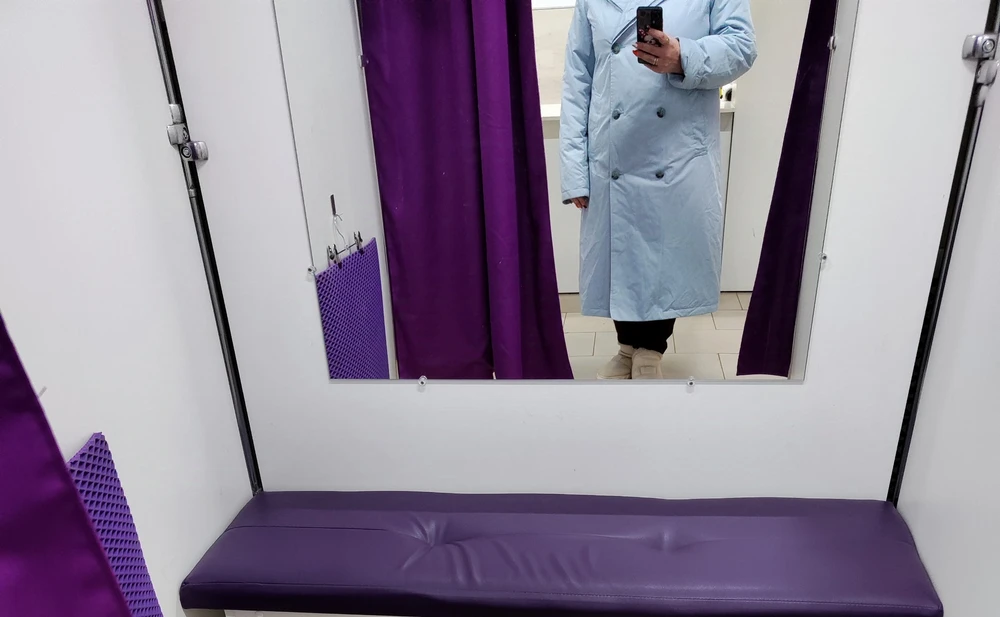 На видео и картинке пальто смотрелось обалденное, а в жизни как-то не очень, напоминает халат, возможно мне не хватает роста (170), но длина невнятная, прямо очень. К пошиву претензий нет