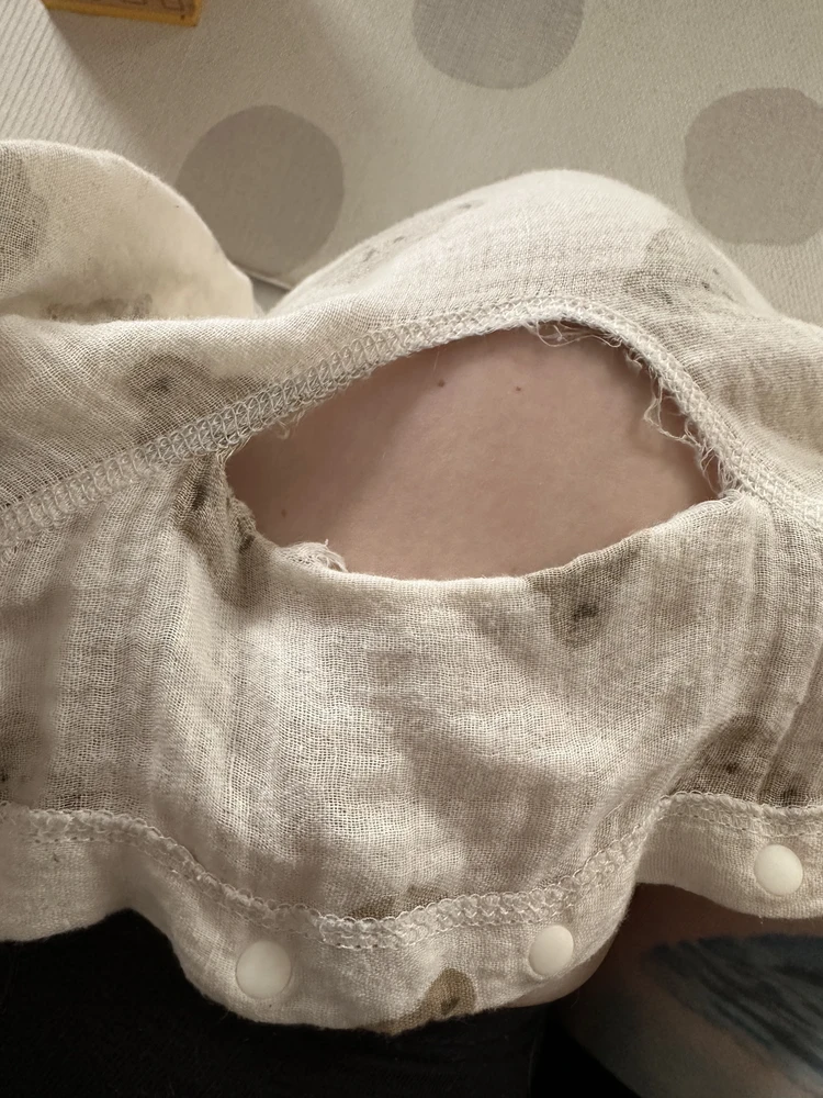 Очень плохое качество. Покупала на вырост ребенку, не было возможности сразу оценить. Буквально через пару часов носки ткань разошлась по шву на попе, хотя песочник очень свободно сидел на ребенке, не было натянутости. А через пару дней разошелся шов сбоку на ножке снаружи. К сожалению, взяла еще один такой же, другой расцветки. С ним произошло всё то же самое. Выброшенные деньги на ветер, очень не советую к покупке.