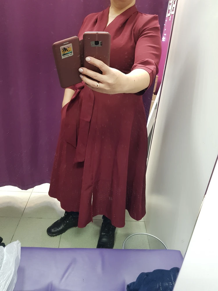 Цвет спелой вишни,мне понравился очень,фасон сидит по фигуре,ткань плотная,на осень,зиму и весну раннюю в самый раз,на лето не подойдёт.Всё супер,я в восторге,спасибо!❤